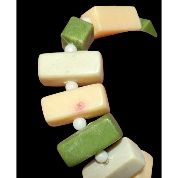 Vintage 1920s Celluloid/Bakelite Green Beaded Necklace - Picture 3 of 12